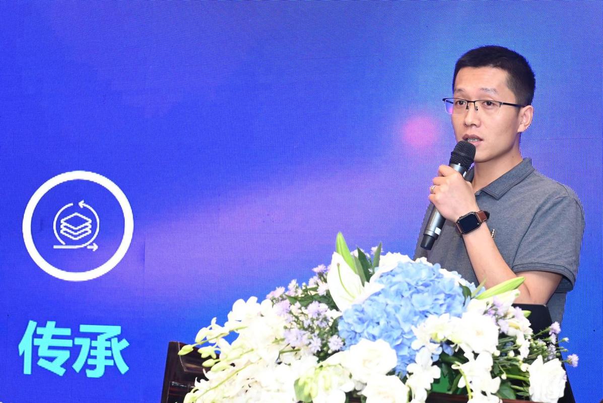 从2003年就研发出首款具有低代码理念产品——应用开发平台eos,经过近